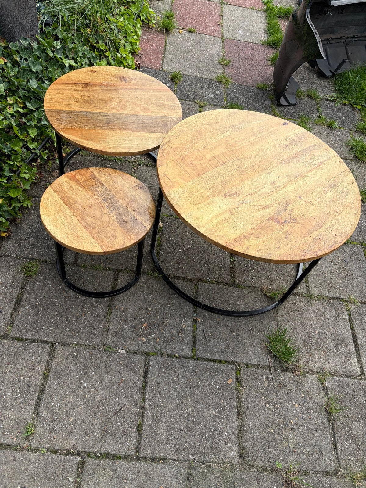 Set van 3 houten bijzettafels met metalen onderstel, Huis en Inrichting, Ophalen, Minder dan 50 cm, Gebruikt, Rond