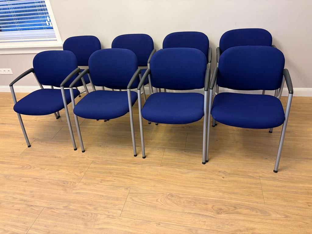 8 Arend 320 blauwe vergaderstoelen met armleuningen, Ophalen, Gebruikt, Blauw, Stof