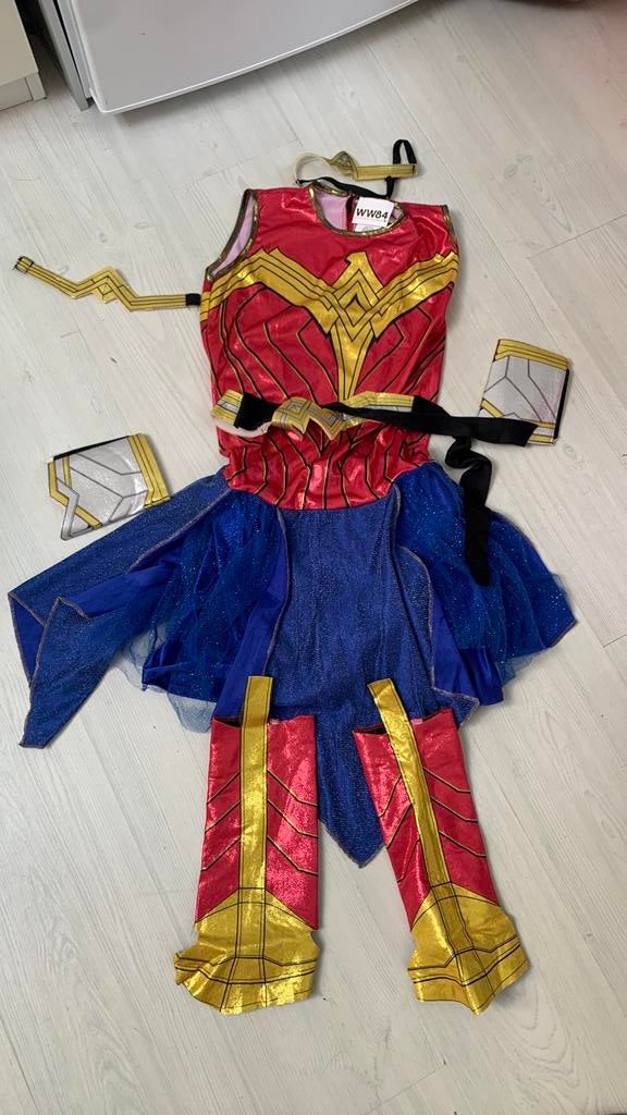 Wonder Woman 84 verkleedkleren 8 delig zgan 9-12 jaar €10, Ophalen of Verzenden, Zo goed als nieuw, 134 t/m 140, Jongen of Meisje