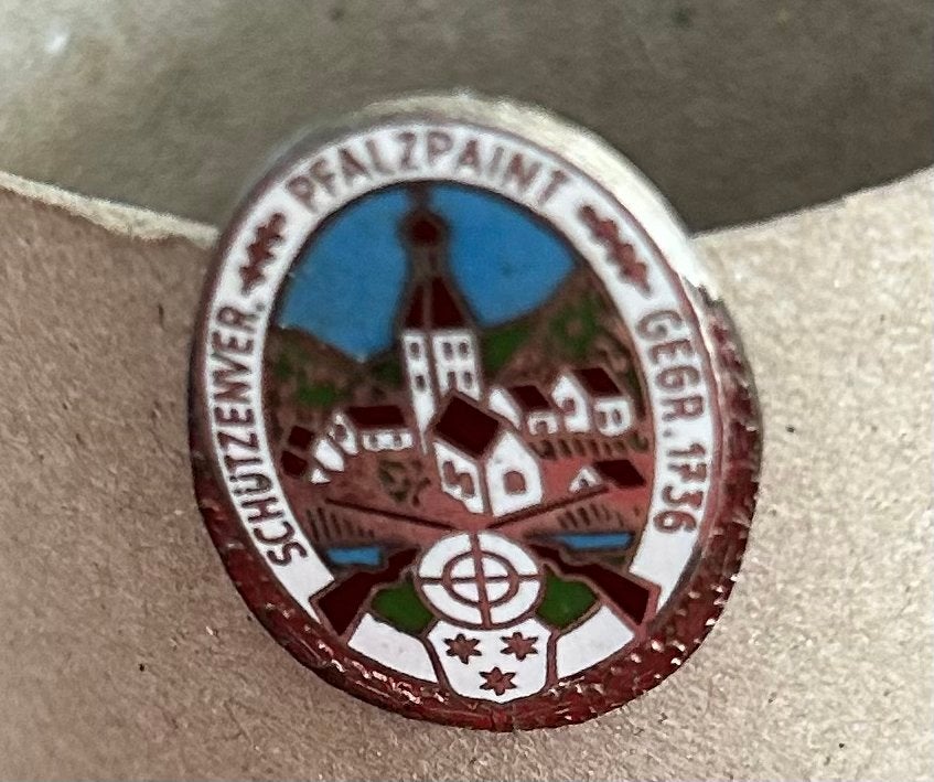 Speldje Pfalzpaint Beieren - Tiroler hoed / Janker, Ophalen of Verzenden, Gebruikt, Stad of Land, Speldje of Pin