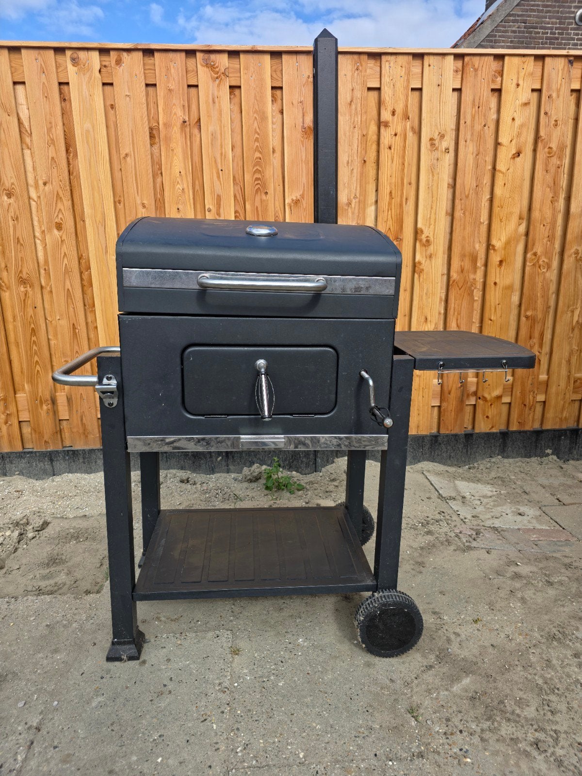 Houtskool BBQ met deksel en zijtafel - Zo goed als nieuw, Ophalen, Zo goed als nieuw, Onbekend