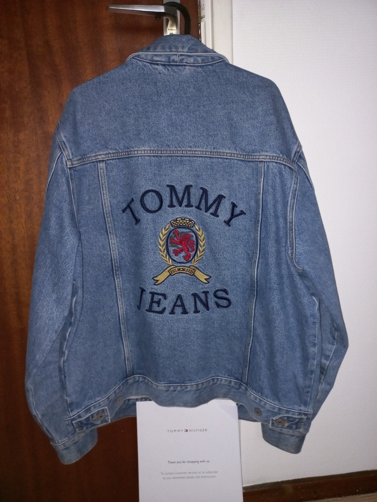 Tommy Jeans spijkerjack met groot logo op de rug, Kleding | Heren, Jassen | Zomer, Maat 52/54 (L), Blauw, Tommy Hilfiger, Nieuw