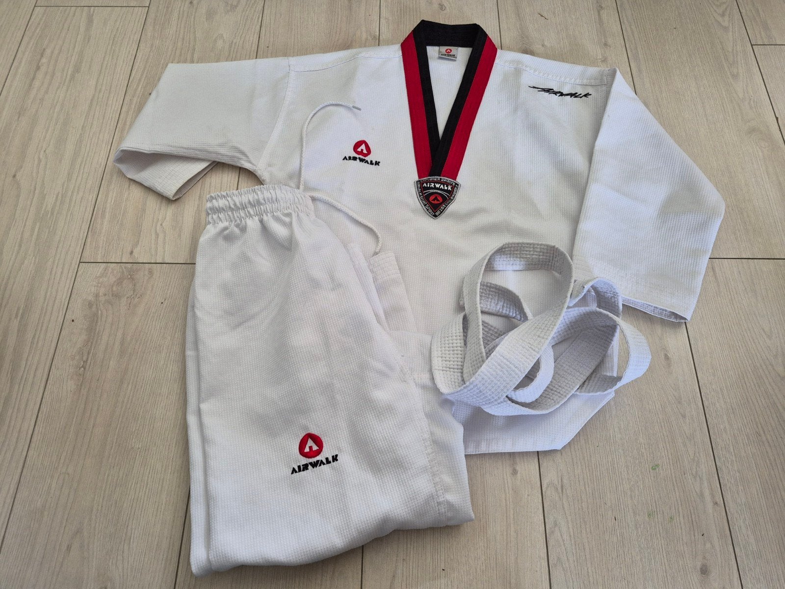 Airwalk Taekwondo pak - Maat 130cm, Taekwondo, Vechtsportpak, Ophalen of Verzenden, Zo goed als nieuw