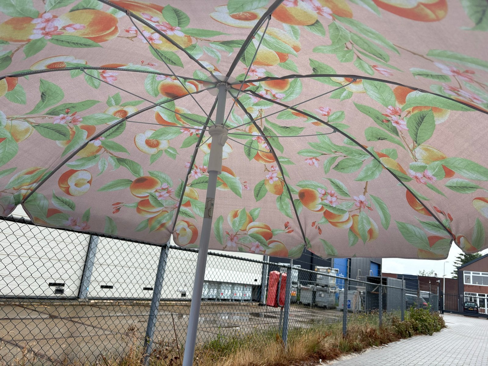 Leuke kantelbare parasol met fruitprint, Ophalen, Gebruikt, Kantelbaar, 1 tot 2 meter