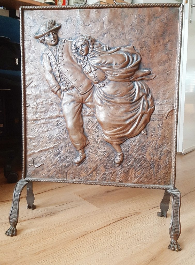 Antiek koperen haardscherm met reliëf (Schaatsend paar), Ophalen, Koper