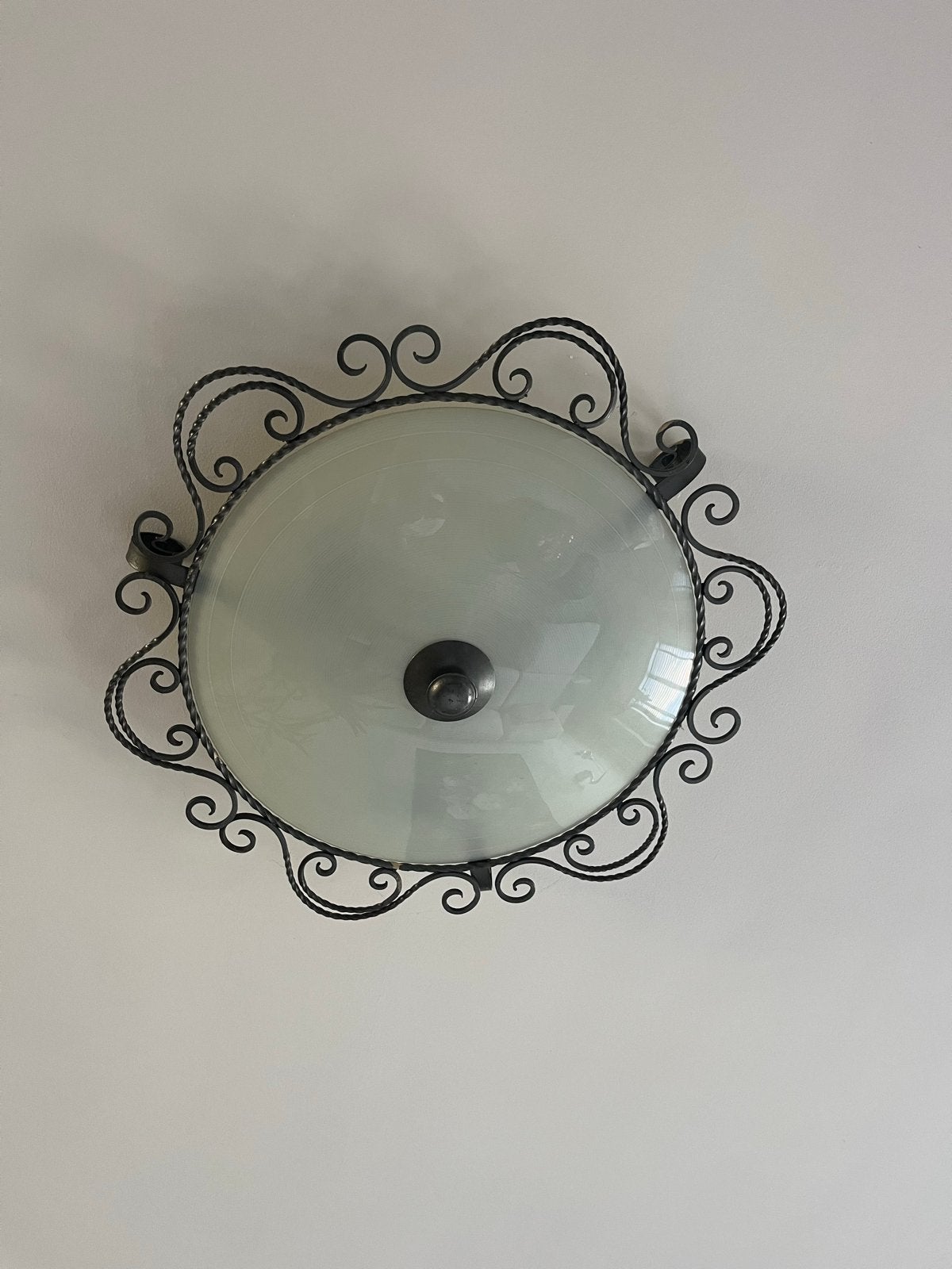 Antieke Gietijzeren Plafondlamp met Melkglas - Ø 65 cm, Ophalen