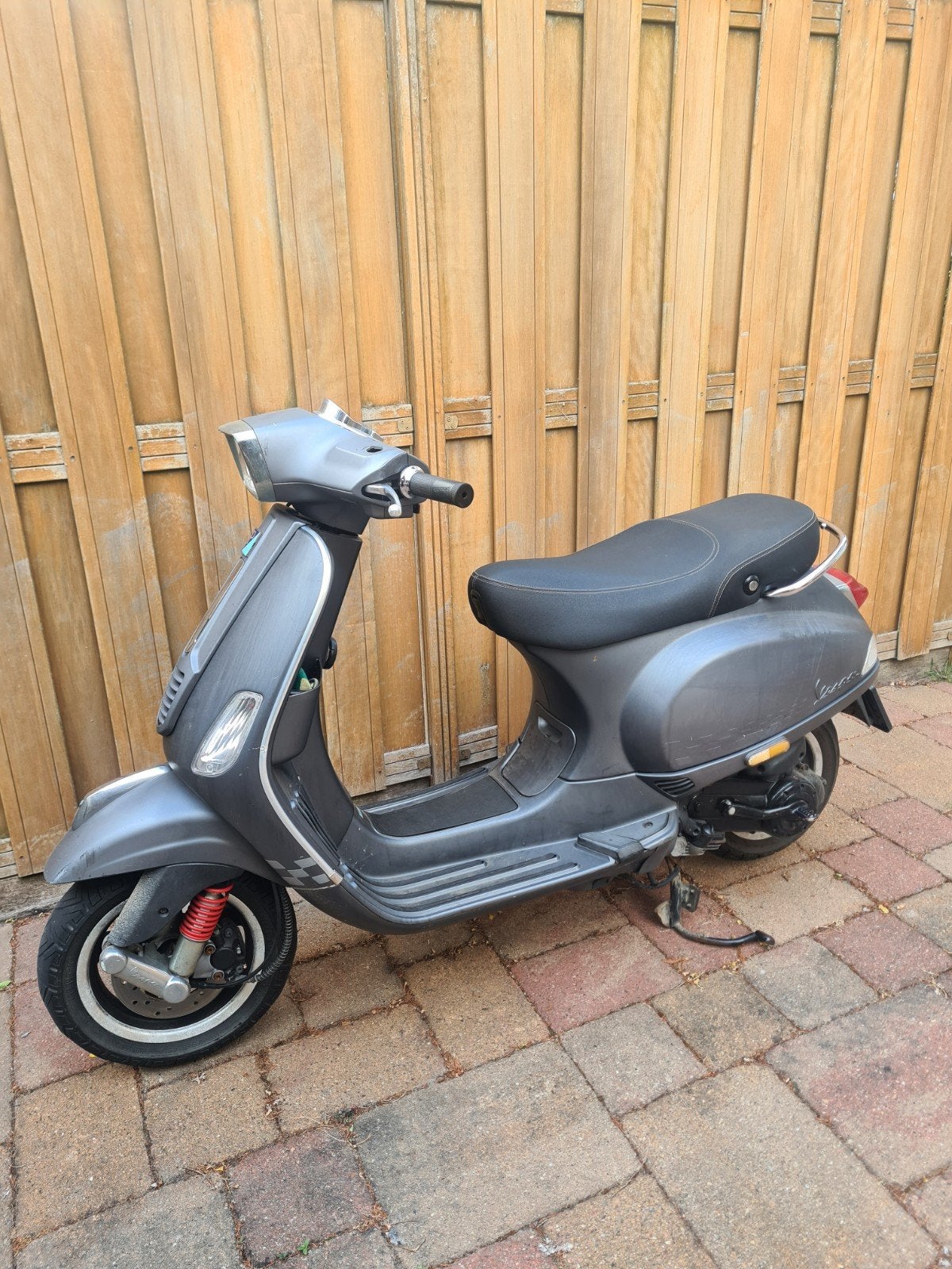 Vespa S Sport- Grijs - Goed onderhouden, Fietsen en Brommers, Scooters | Vespa, Gebruikt, Maximaal 45 km/u, Vespa S, Ophalen of Verzenden