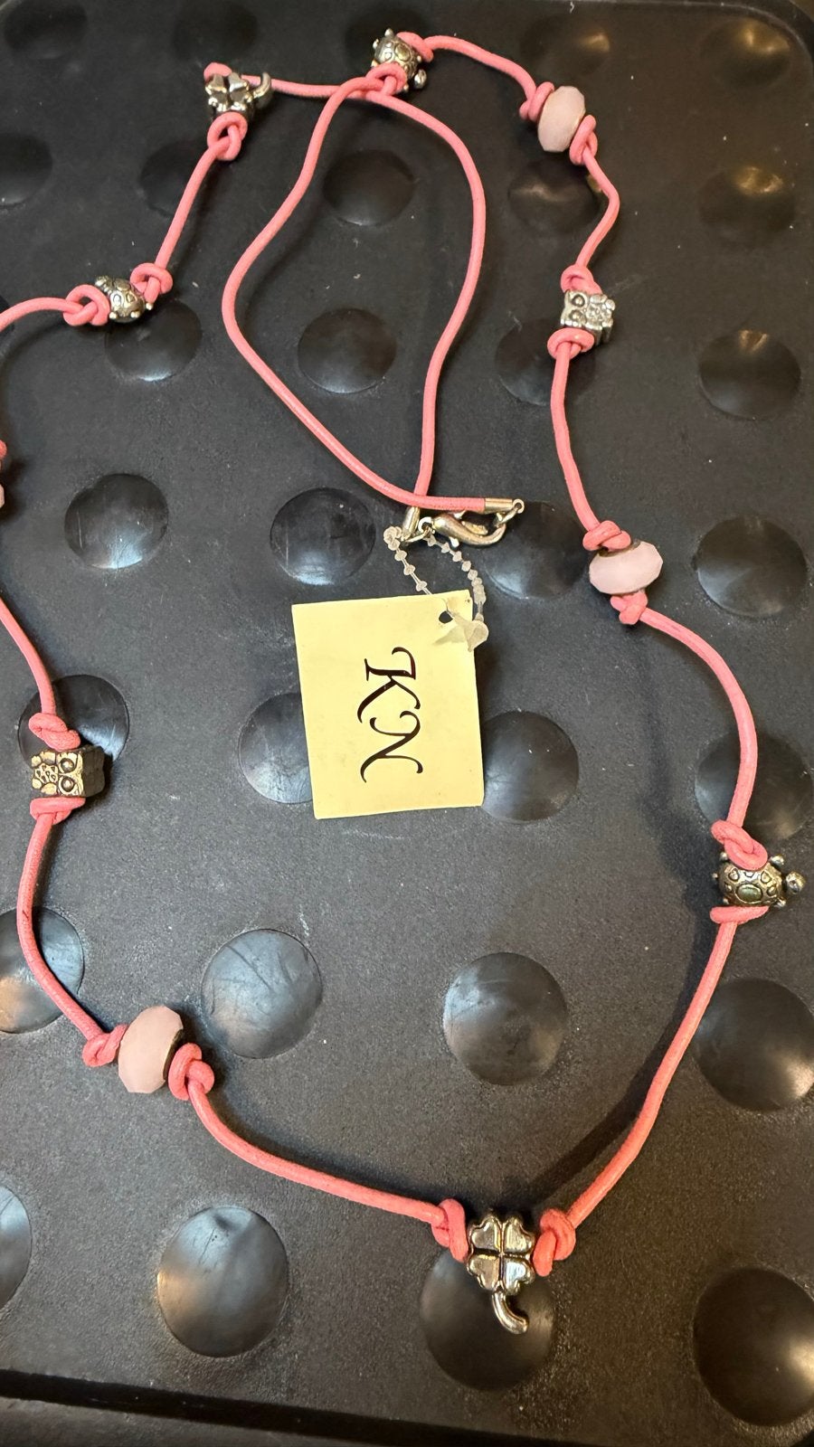 Roze ketting met bedels en kralen, Kunststof, Verstelbaar, Ophalen of Verzenden, Zo goed als nieuw