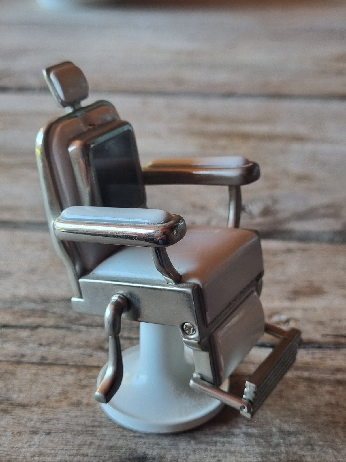 Miniatuur kappersstoel - Decoratief item, Verzamelen, Beelden en Beeldjes, Ophalen of Verzenden, Gebruikt, Dier