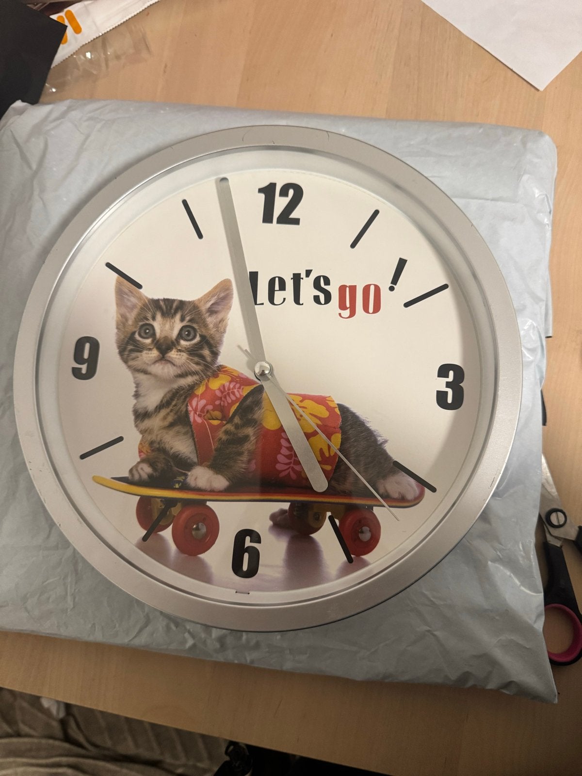 Wandklok met schattige kat op skateboard - 'Let's go!', Analoog, Werkt op batterijen, Ophalen of Verzenden, Modern