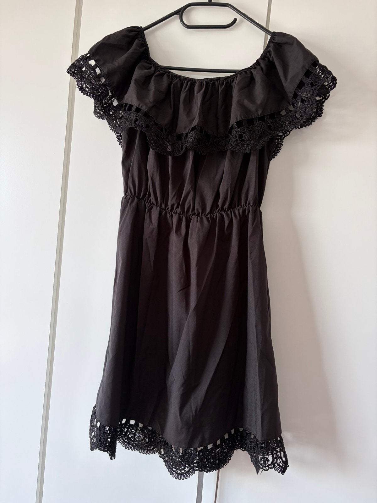 Zwart off-shoulder jurkje met kanten details, Zwart, Ophalen of Verzenden, Zo goed als nieuw, Maat 36 (S)