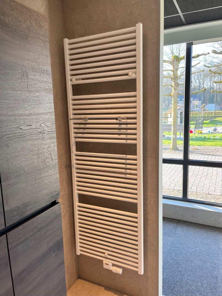 Showroom Vasco iris radiator 60x168 - Ral 9016, Ophalen, Hoog rendement (Hr), Radiator, Zo goed als nieuw