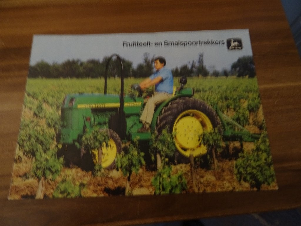 Twee john deere smalspoortrekkers folders, Boeken, Catalogussen en Folders, Ophalen, Zo goed als nieuw, Folder