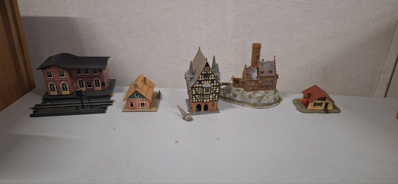Modelbouw terrein met diverse gebouwen en station, Ophalen of Verzenden, Gebruikt, 1:144 of kleiner