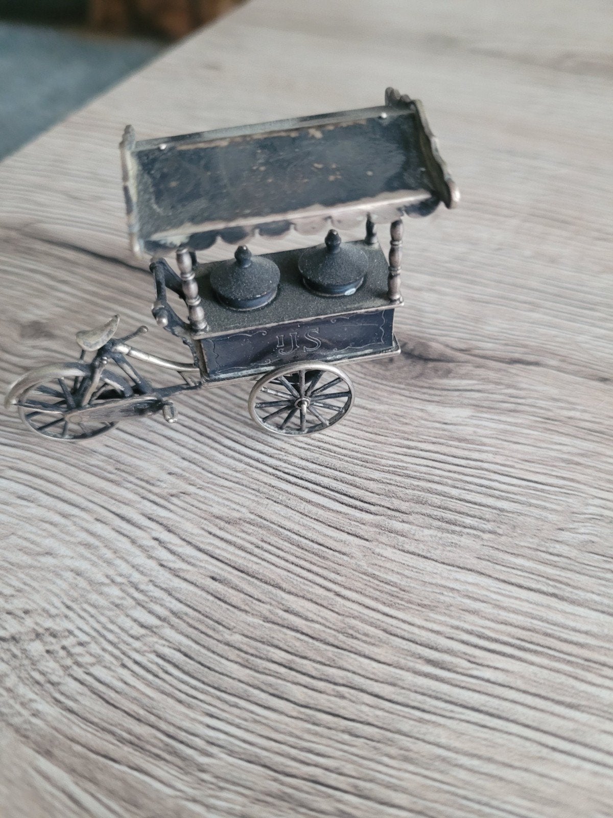 Miniatuur zilveren ijscokar op fiets, Ophalen, Gebruikt