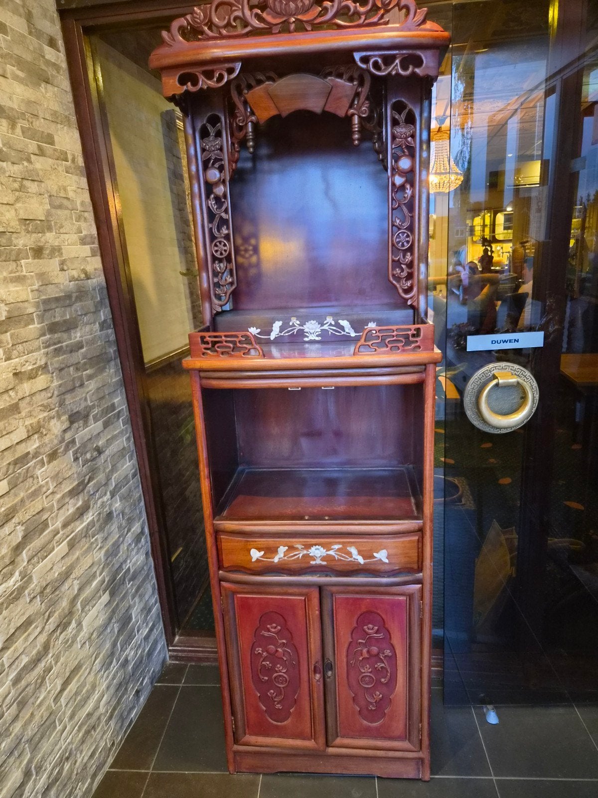 Oosterse houten kast/altaar met snijwerk, Ophalen