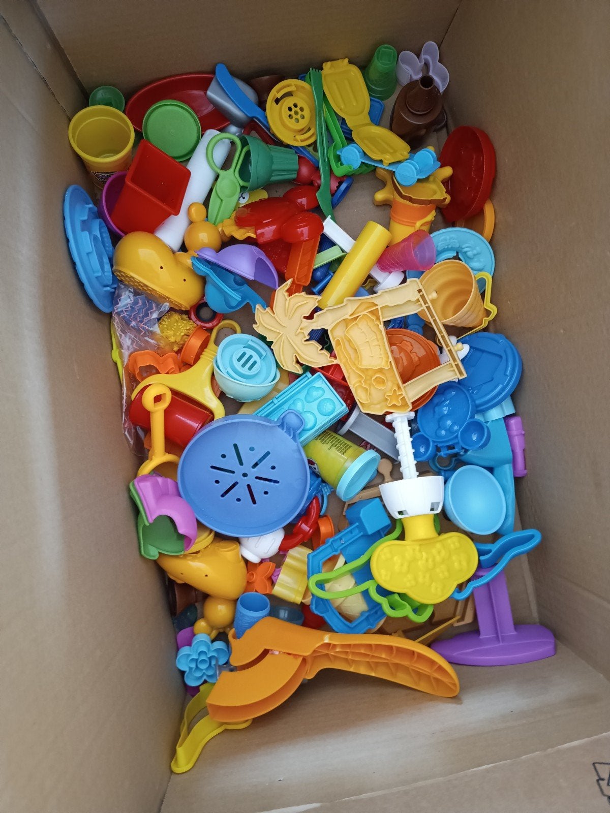 Play doh klei potjes en veel speeltjes en vormen, Kinderen en Baby's, Speelgoed | Educatief en Creatief, Ophalen, Gebruikt