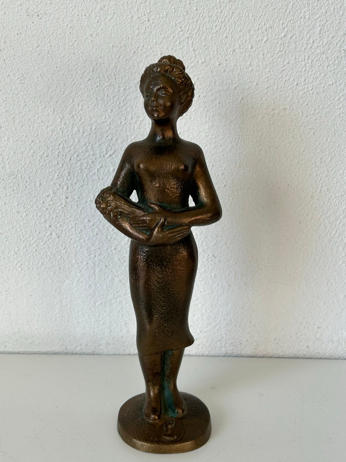Bronzen beeldje van vrouw met baby, gesigneerd 'KRS', Antiek en Kunst, Minder dan 20 cm, Ophalen of Verzenden, Brons, Gemerkt