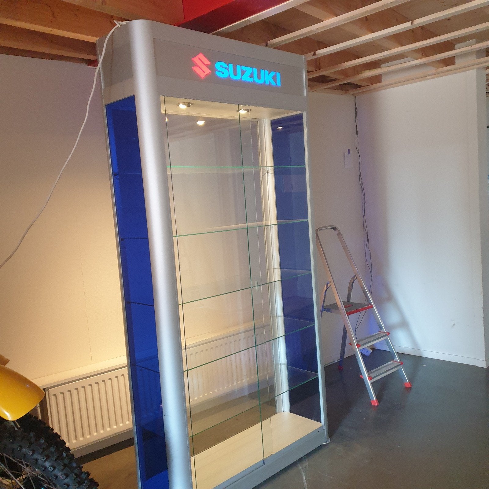 Vitrine kast Suzuki, Ophalen