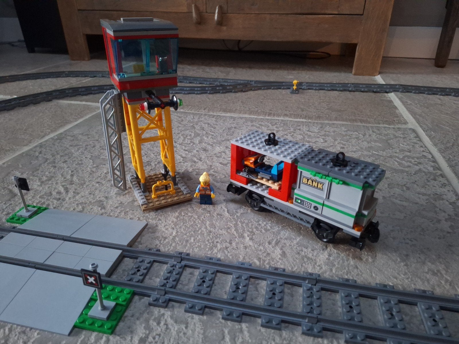 Foto 11 van LEGO City Vrachttrein 60198 met extra rails