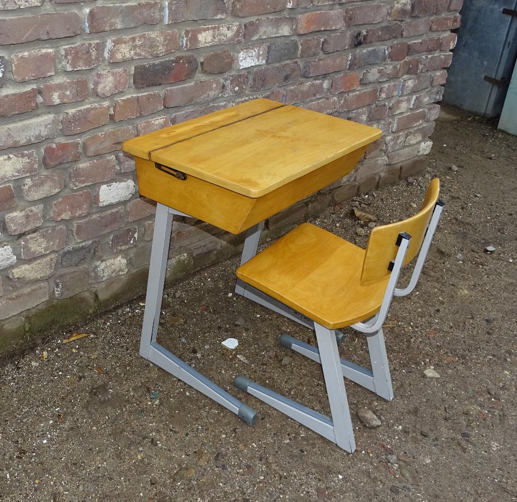 kindertafeltje met stoel uit school lessenaar schooltafel, Ophalen