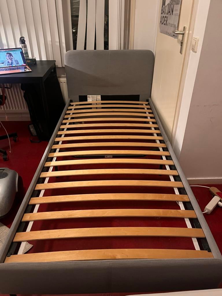 Einepersoonsbed met lattenbodem - Grijs stof, Huis en Inrichting, Ophalen, Gebruikt, 90 cm, Eenpersoons