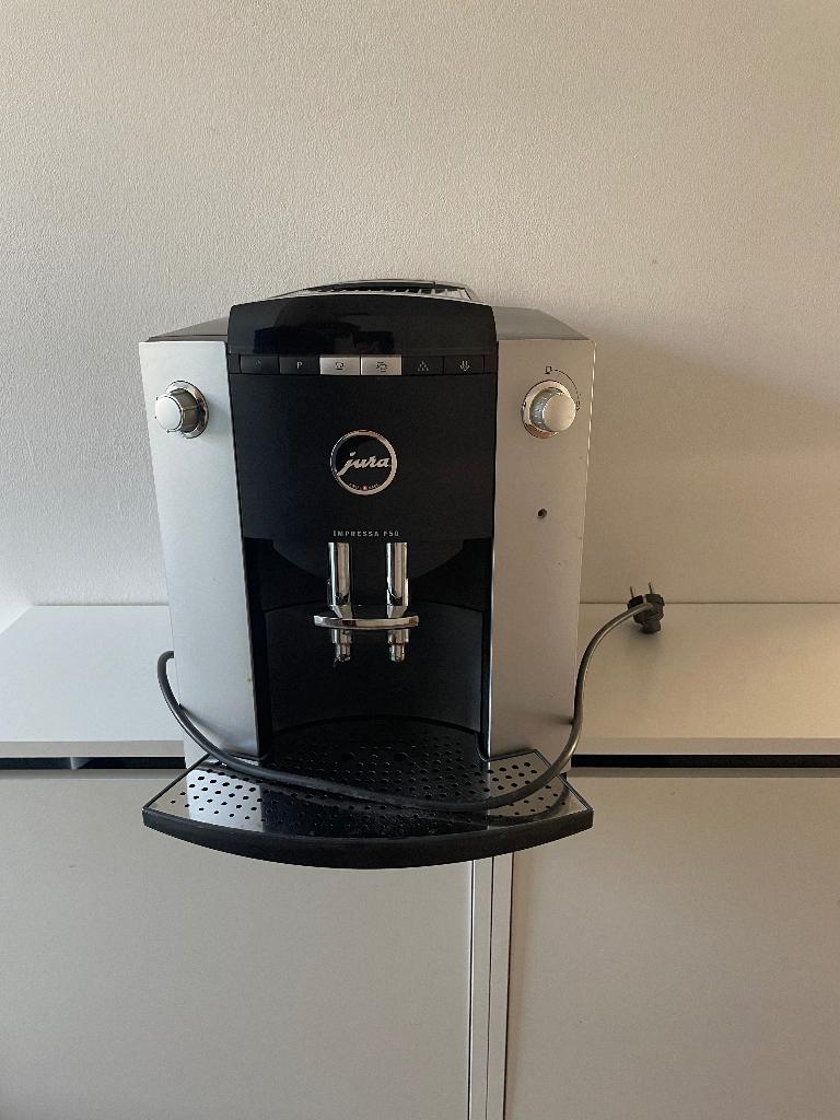 Jura Impressa F50 lekt water, opknapper of voor onderdelen, 10 kopjes of meer, Koffiemachine, Ophalen of Verzenden, Niet werkend