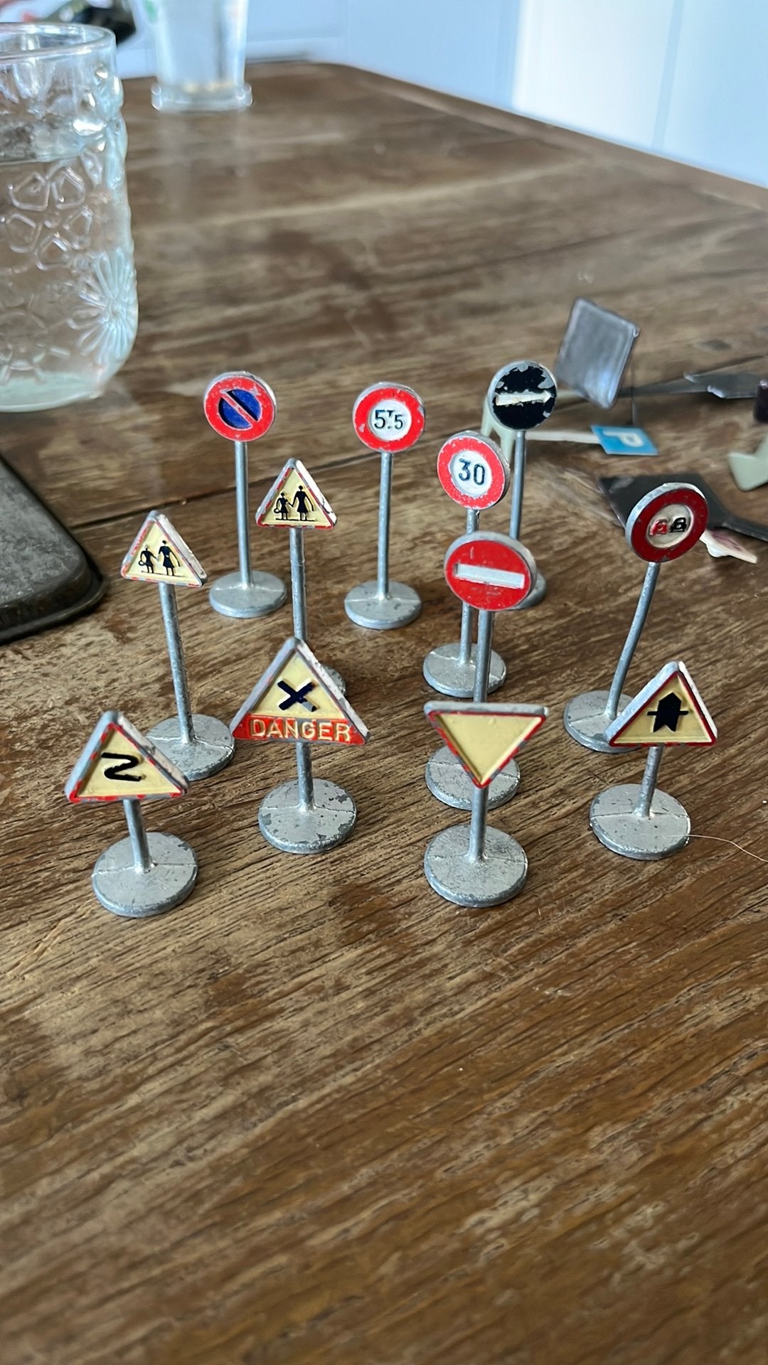 12 oude Dinky Toys verkeersbordjes in gebruikte staat, Ophalen of Verzenden