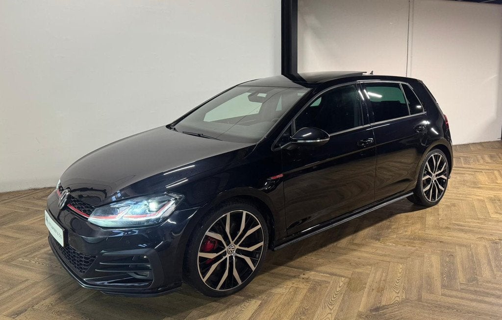 Volkswagen Golf 2.0 TSI GTI PANO KEYLESS CAM', Stof, Zwart, 4 cilinders, 1984 cc