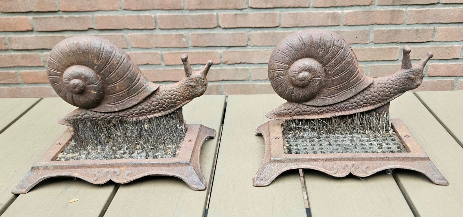 2 gietijzeren slakken schoen-/laarzenborstels, Ophalen