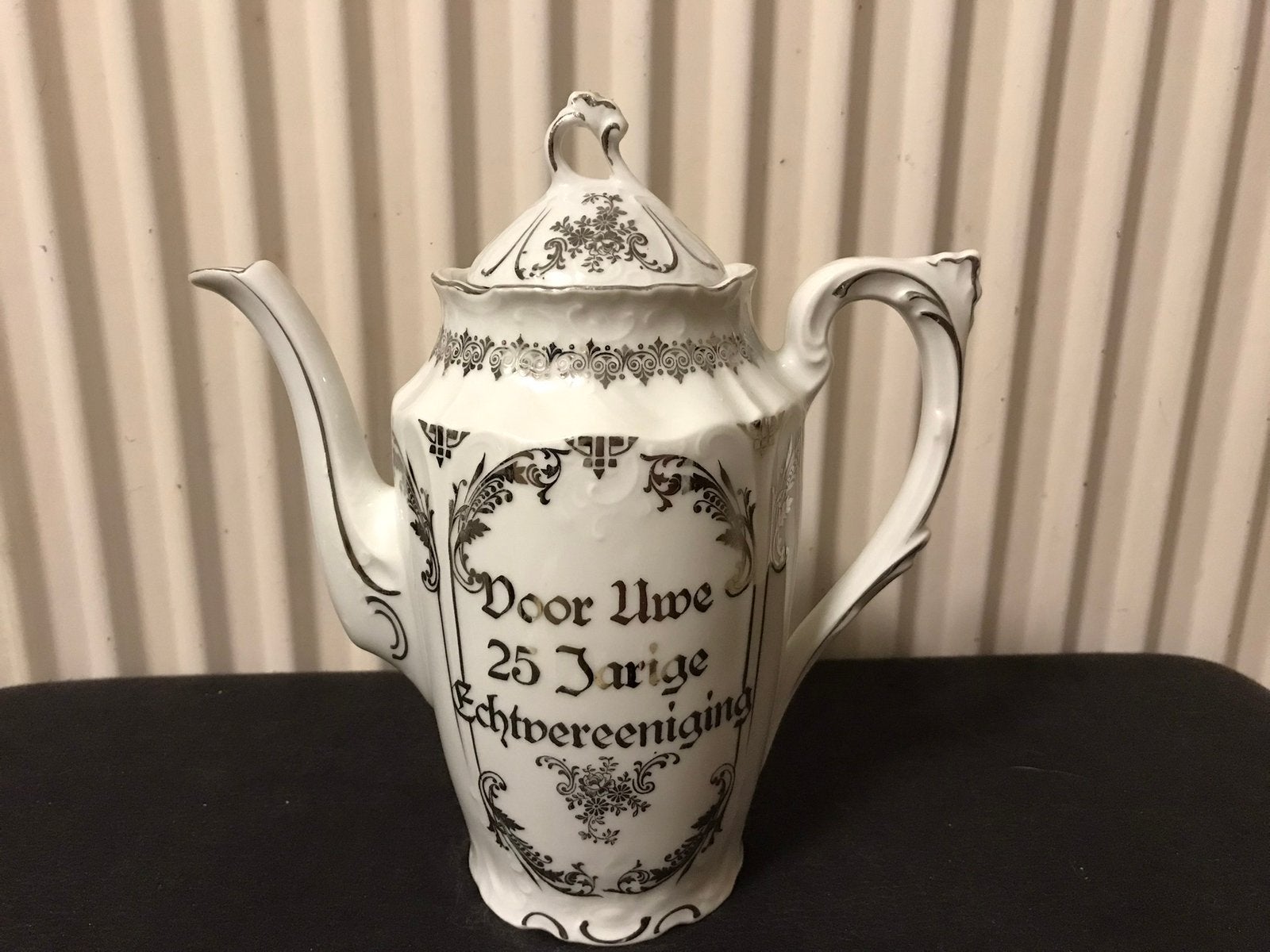 Bijzonder mooie porseleinen jubileum koffiekan in wit/zilver, Antiek en Kunst, Ophalen