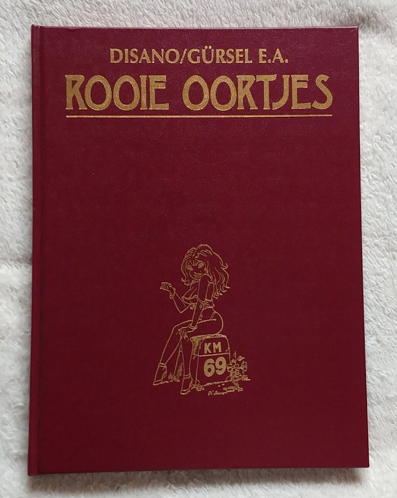 rooie oortjes hardcover, Di Sano Gürsel, volgnr 19, Boeken, Stripboeken, Eén stripboek, Ophalen of Verzenden, Zo goed als nieuw