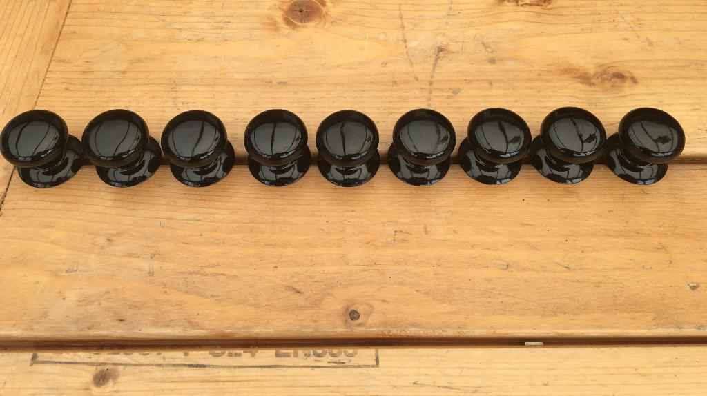 Oude zwarte knopjes, kast, deur, keuken, lade, knoppen