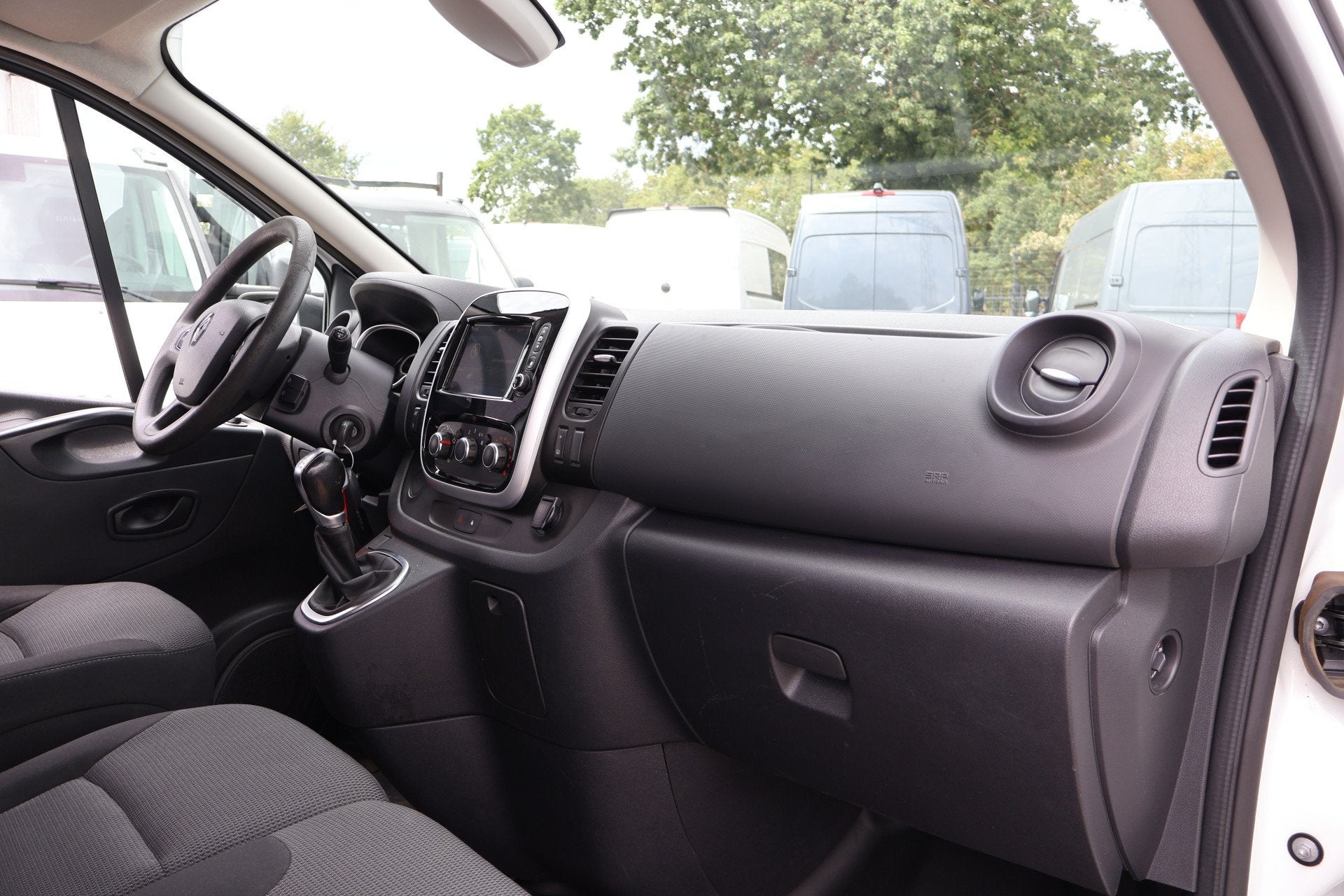 Renault Trafic 2.0 dCi 145pk Automaat L1 H1 (bj 2021), Auto's, 145 pk, Stof, Gebruikt, Euro 6