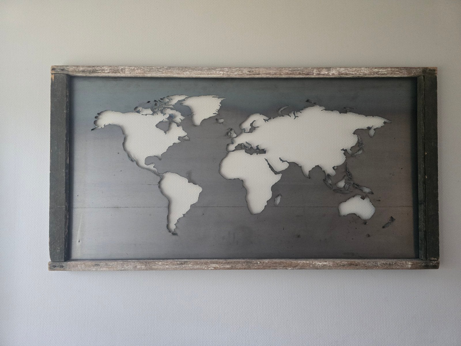 Wereldkaart in oud houten lijst - 150x80cm, Huis en Inrichting, Woonaccessoires | Wanddecoraties, Ophalen, Industrieel, 80 cm