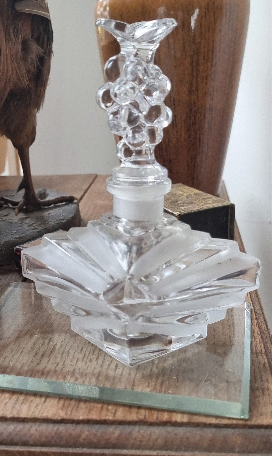 Vintage parfumflesje met druivenmotief dop, Ophalen of Verzenden