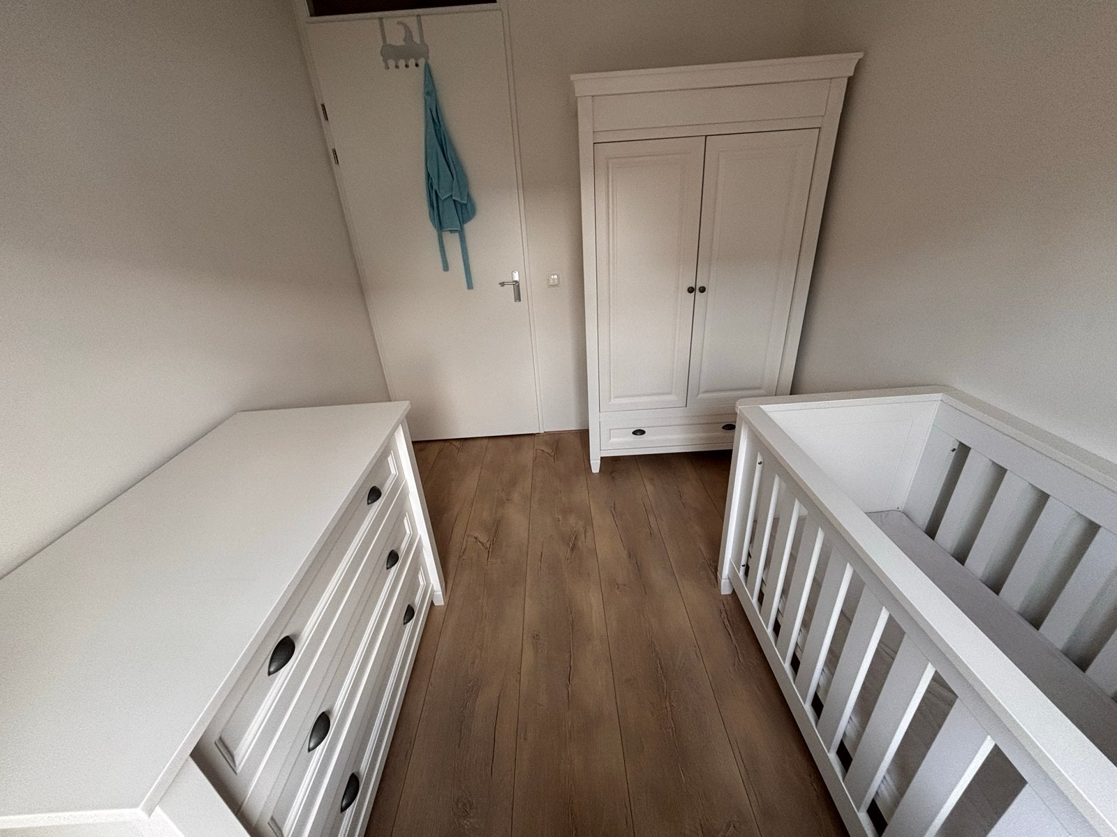 TWF Babykamer: Ledikant, Commode, Kledingkast en Wandplank, Ophalen, Zo goed als nieuw, Jongetje of Meisje