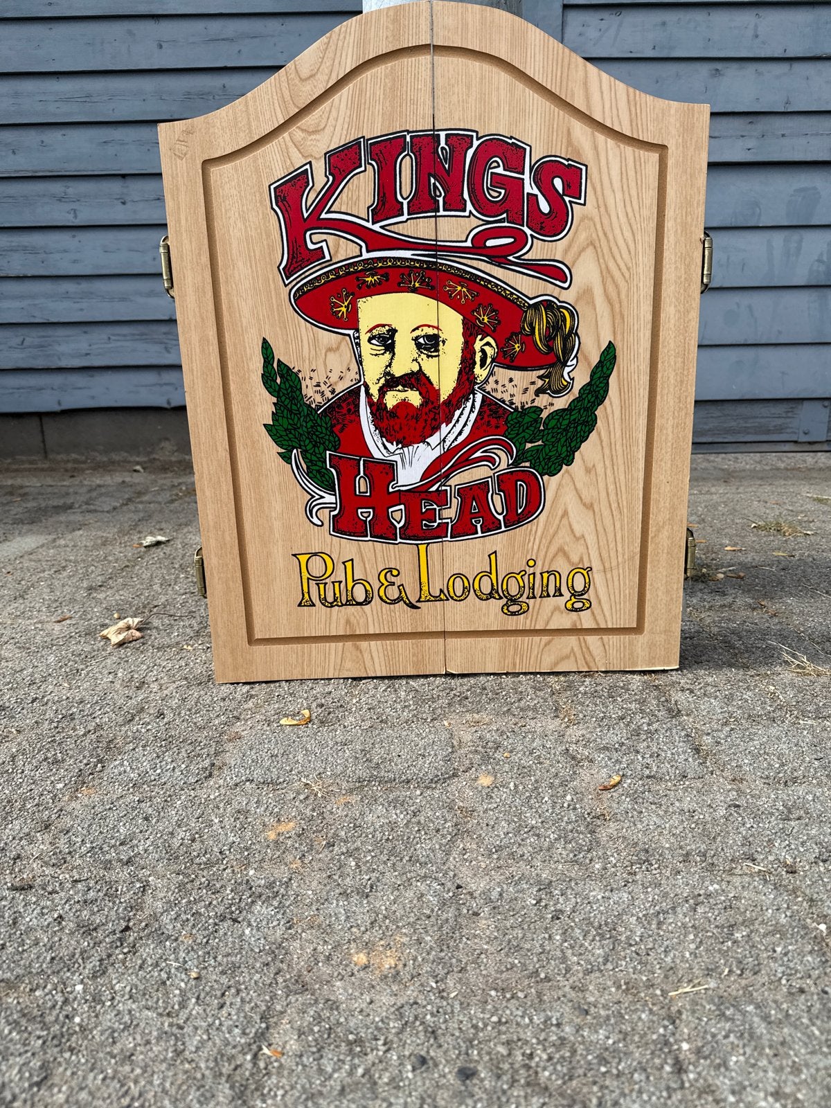 Dartbordkast met dartbord en pijlen - Kings Head Pub, Ophalen of Verzenden, Gebruikt, Dartbord met pijlen