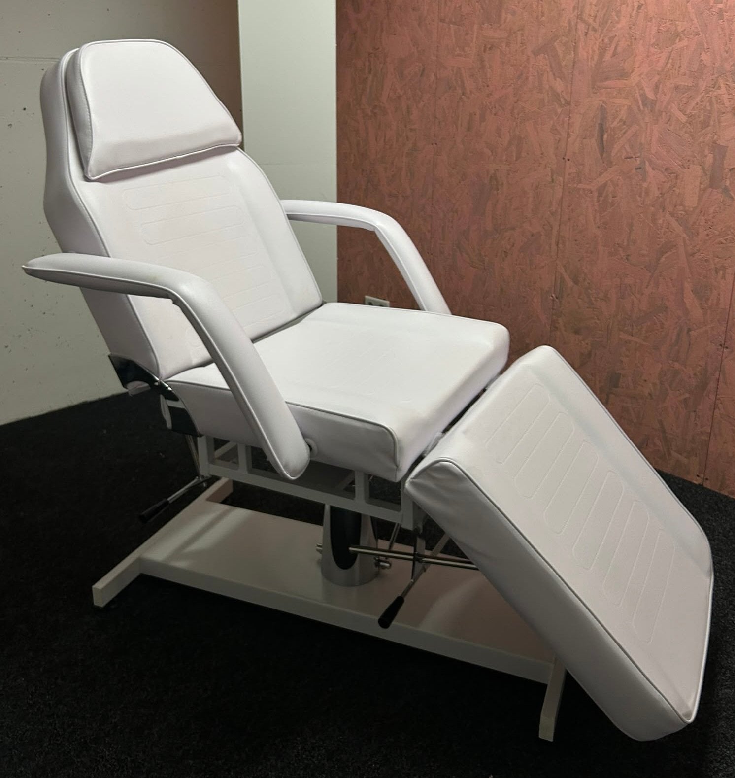 Behandel / pedicure stoel wit kunstleer zeer comfortabel, Ophalen