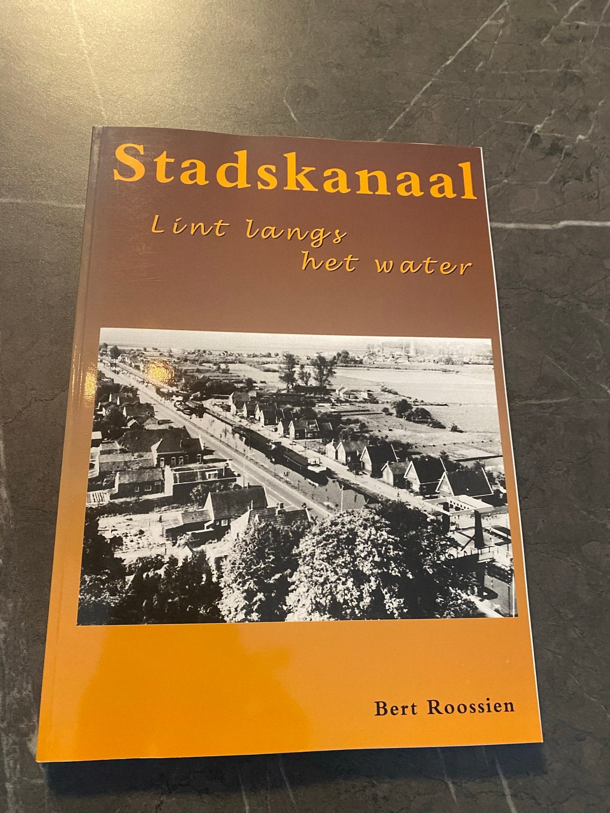 Stadskanaal: Lint langs het water - Bert Roossien, Ophalen, 20e eeuw of later, Zo goed als nieuw