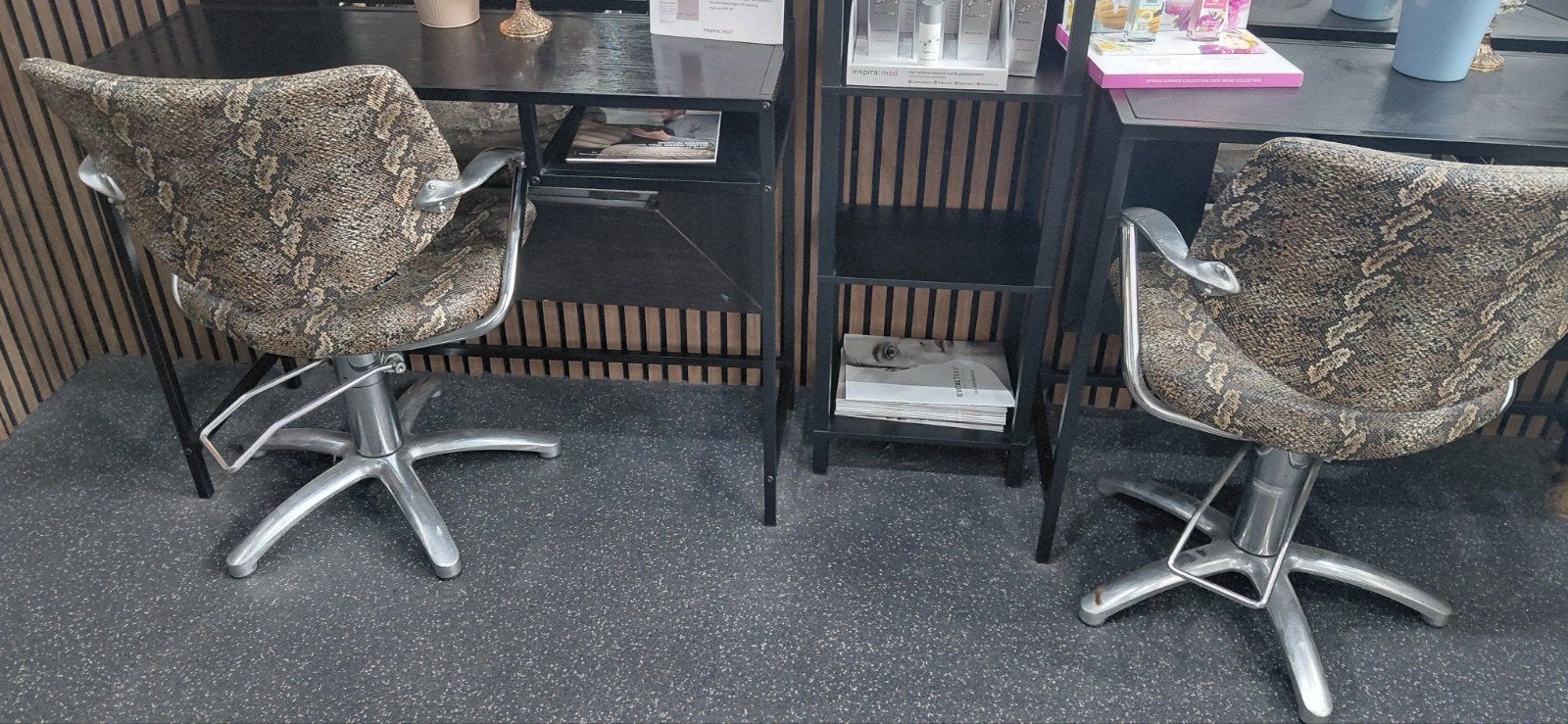 2 gebruikte kappersstoelen en 1 wasunit Teab, Huis en Inrichting, Stoelen, Gebruikt, Twee, Metaal, Overige materialen, Overige kleuren