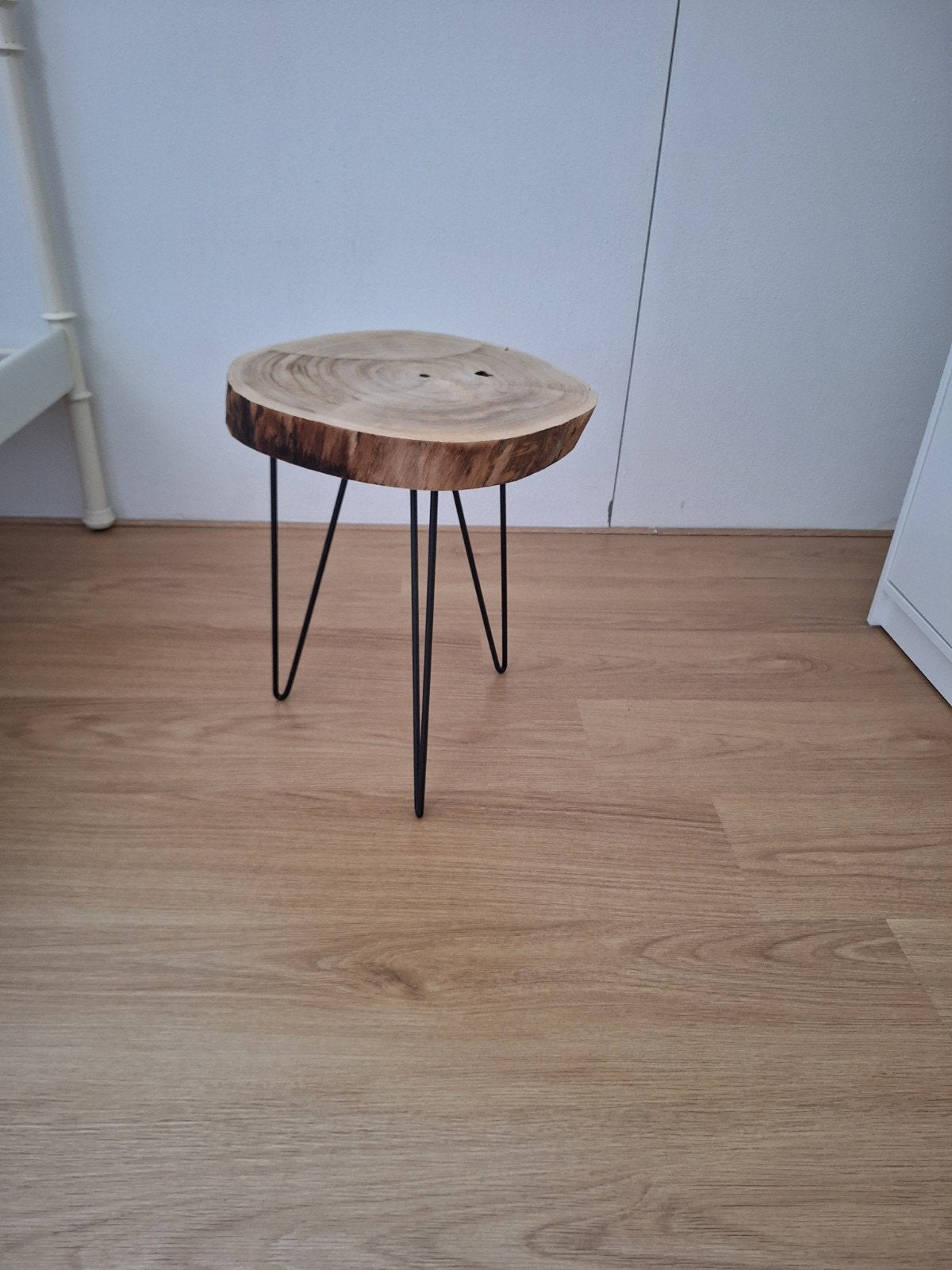 Bijzettafel van boomstam met metalen poten, Minder dan 55 cm, Rustiek, Industrieel, Modern, Zo goed als nieuw, Overige vormen