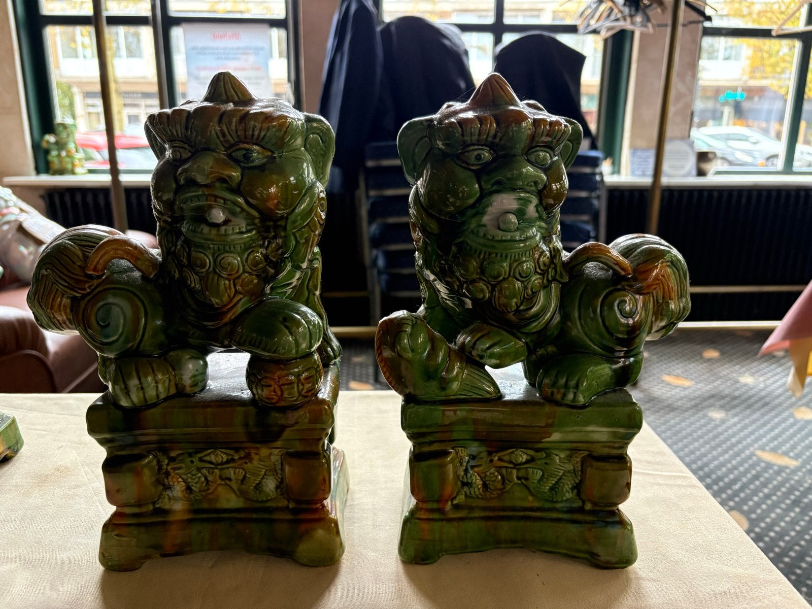 Set van 2 Chinese Foo Dog beelden, groen geglazuurd, Ophalen
