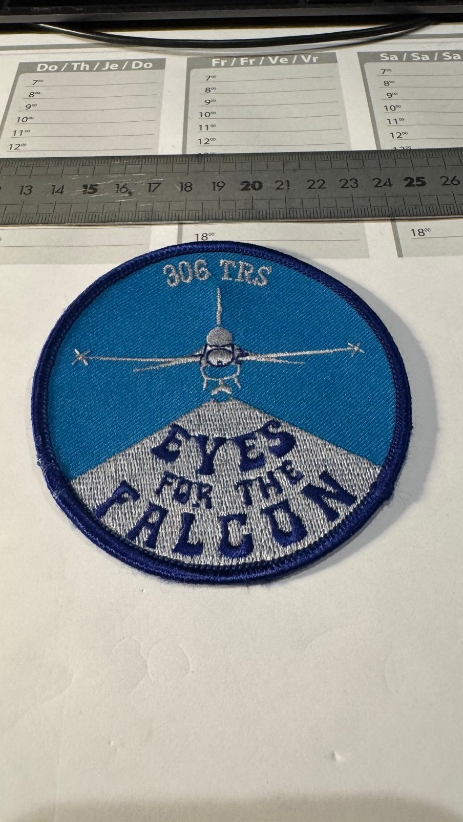 Patch luchtmacht klu 306 squadron TRS eyes for the falcon, Ophalen of Verzenden, Zo goed als nieuw, Patch, Badge of Embleem