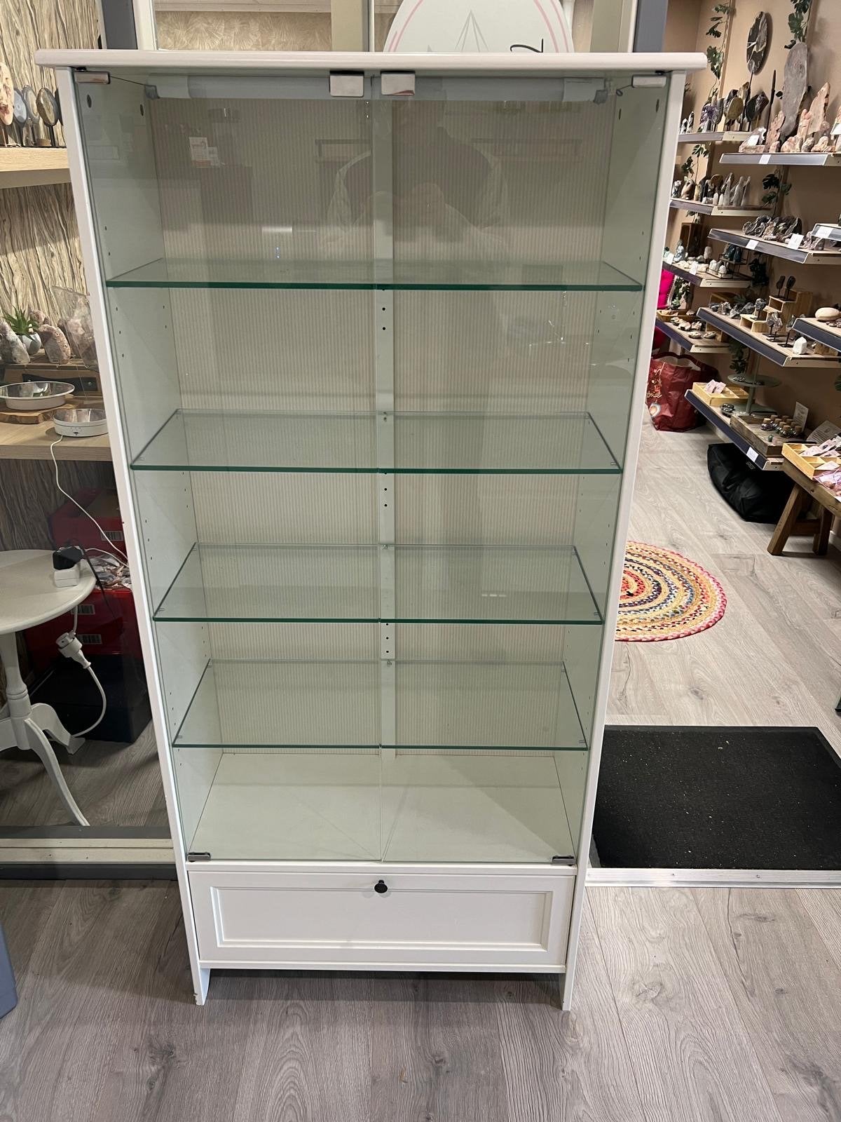 IKEA Vitrinekast met glazen planken, deuren en LED-verlichti, Ophalen, Gebruikt, 50 tot 100 cm, Glas