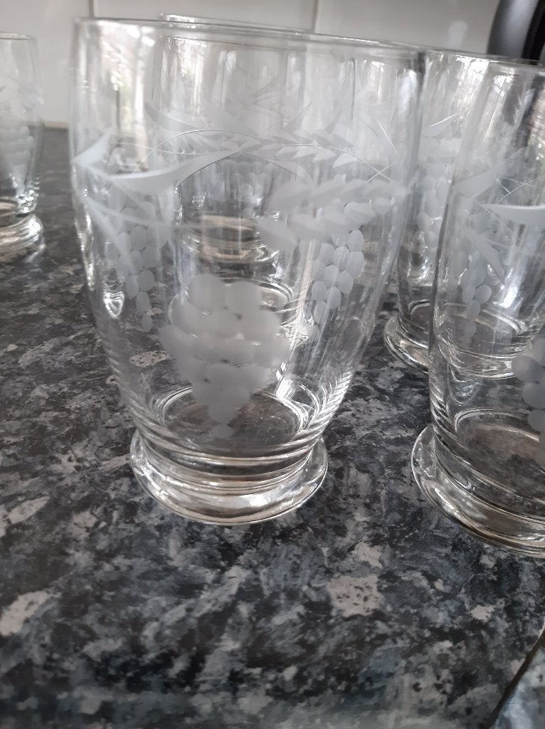 Glas servies met geslepen druiven trosjes, Ophalen