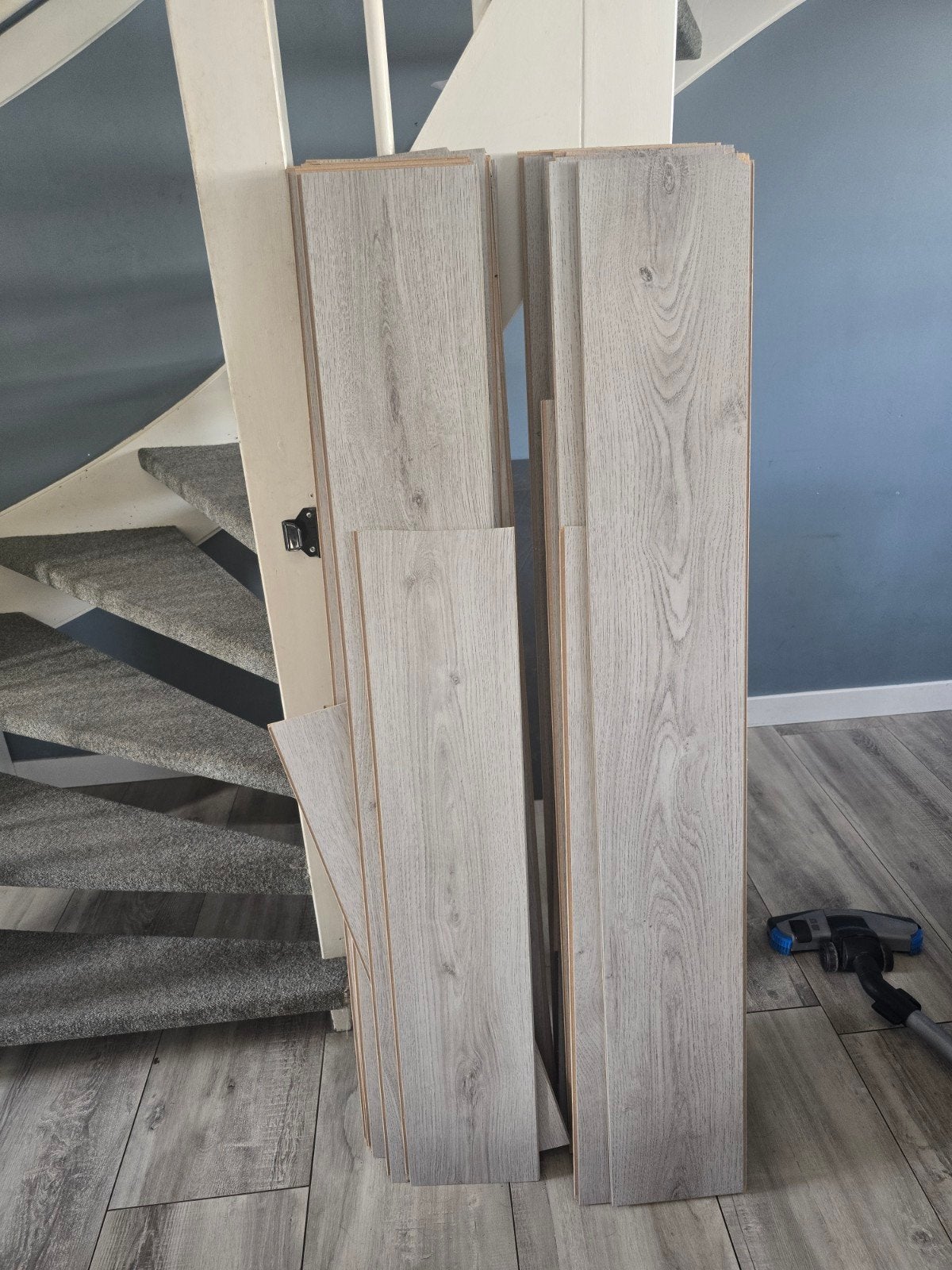 Laminaatvloer - Lichtgrijs Houtnerf, Ophalen, 50 tot 150 cm, Zo goed als nieuw, 10 m² of meer