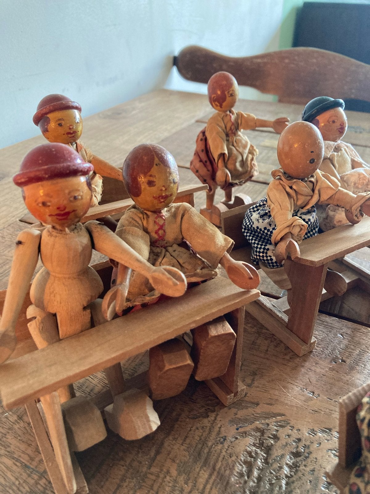 Vintage houten speelgoedset: poppen, meubels en meeqr, Ophalen