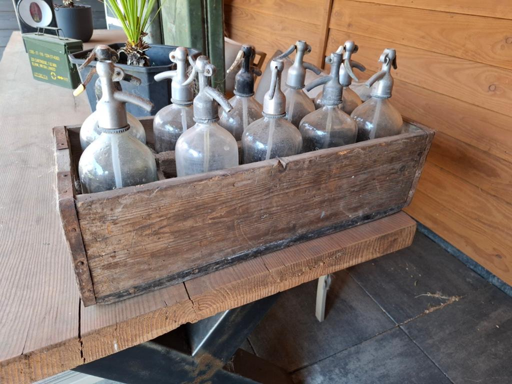 Kist met 9 spuitflessen, Huis en Inrichting, Woonaccessoires | Kisten, Ophalen, 50 tot 100 cm, Minder dan 50 cm, Minder dan 50 cm