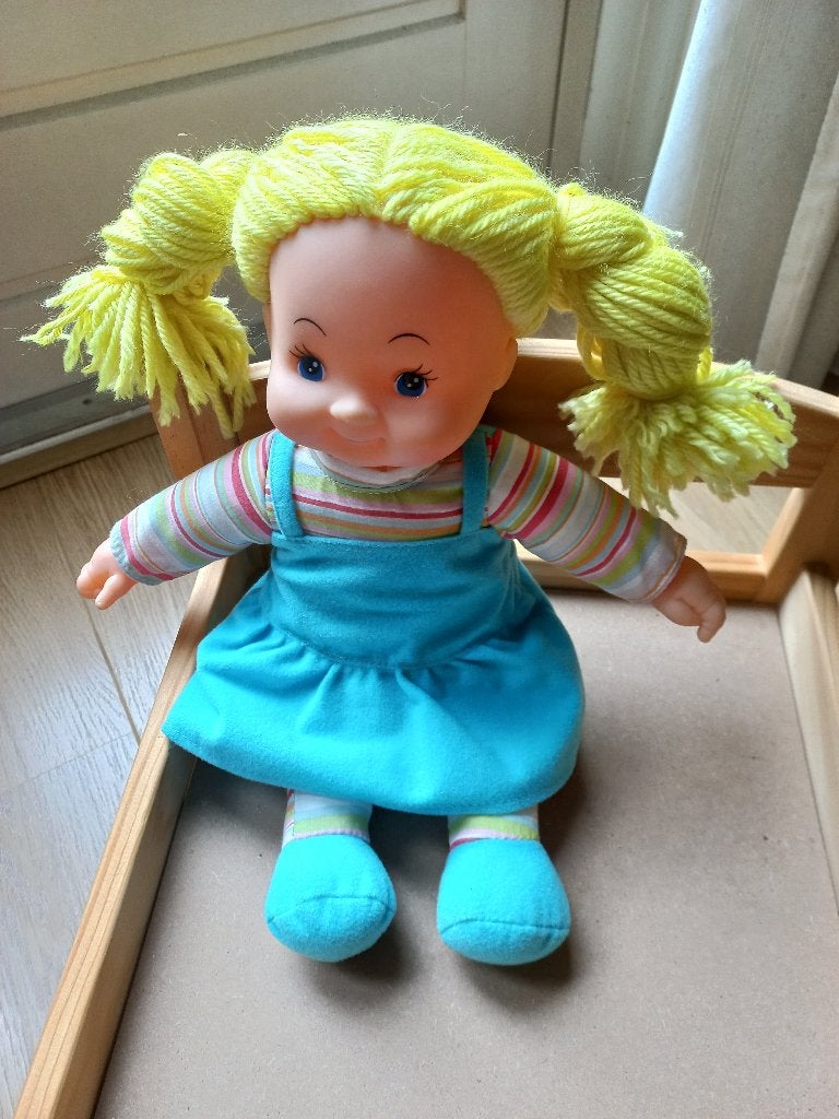Vrolijke pop met dik geel haar in 2 vlechten, Ophalen of Verzenden, Gebruikt, Babypop